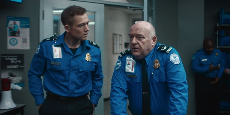 La recensione di Carry-On, il thriller di Netflix con Taron Egerton e Jason Bateman