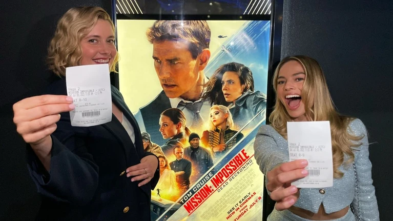 Margot Robbie e Tom Cruise si sfidano ad andare al cinema