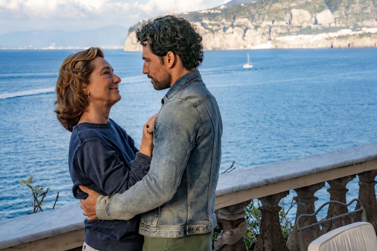 Inganno: recensione della miniserie Netflix con Giacomo Gianniotti e Monica Guerritore