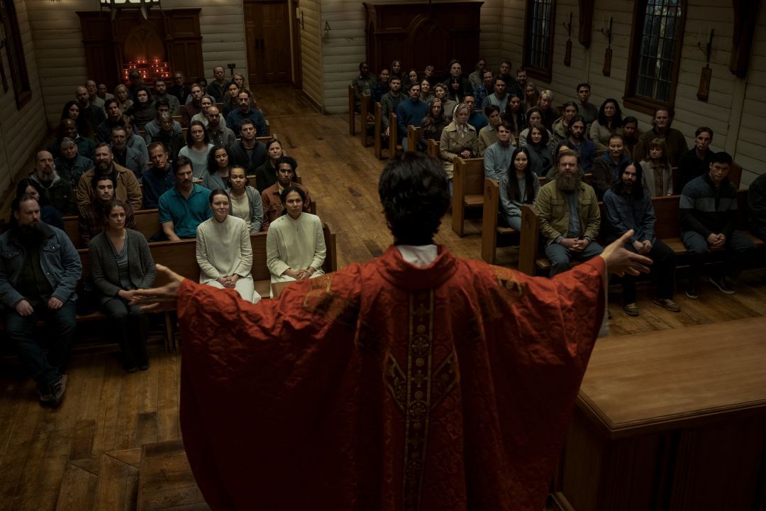 Midnight Mass, recensione: Mike Flanagan torna ad esplorare le profondità angoscianti della psiche umana