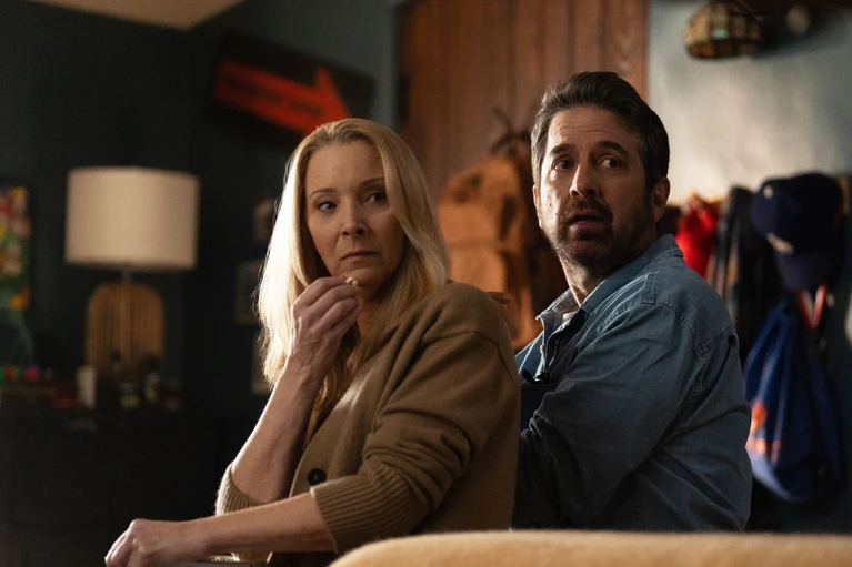 La recensione di No Good Deed, con Lisa Kudrow, Ray Romano e Denis Leary su Netflix