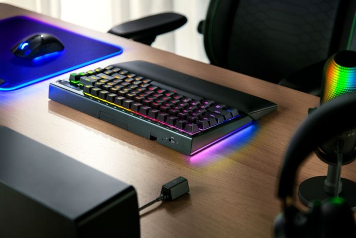 Razer BlackWidow V4 Pro 75% - Illumina la scena gaming