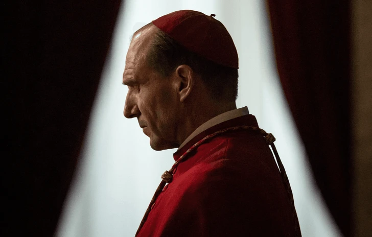 Conclave è in perenne bilico tra film serio e americanata e in questo (e in Ralph Fiennes) sta la sua forza la recensione