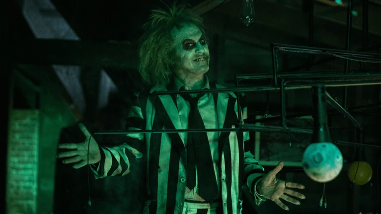 Beetlejuice Beetlejuice recensione Tim Burton ha imparato la lezione di Mercoledì e apre alla grande la Mostra di Venezia