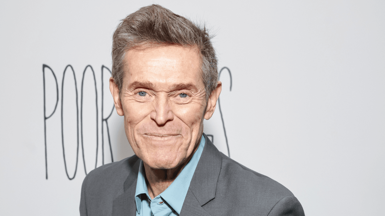 Willem Dafoe film Povere Creature, intervista e recensione