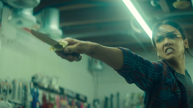 Trigger Warning su Netflix il film in cui Jessica Alba uccide e fa battutacce come un uomo 