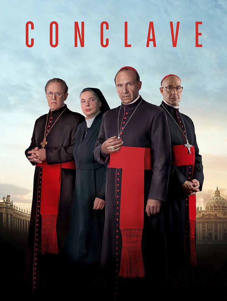 Conclave è in perenne bilico tra film serio e americanata e in questo (e in Ralph Fiennes) sta la sua forza la recensione