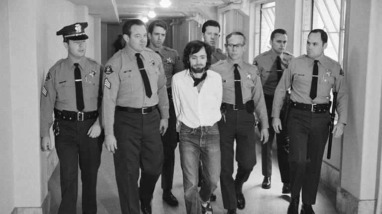 Crimini in serie: Charles Manson e la sua storia criminale nella serie Aquarius