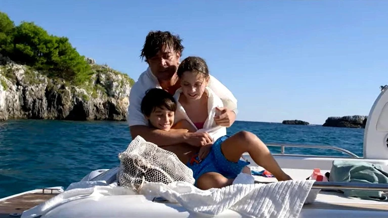 Svaniti nella notte: il film di Netflix con Riccardo Scamarcio ambientato a Bari