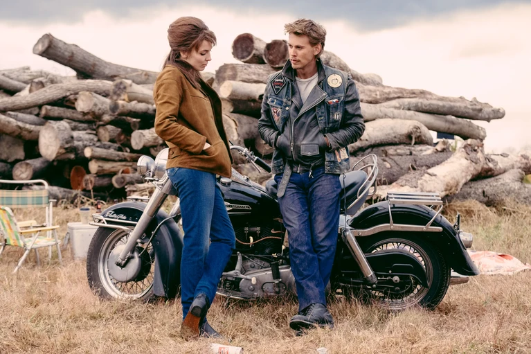 The Bikeriders, recensione: Jeff Nichols il rombo del “vecchio” cinema a stelle e strisce, tutto cilindrate, sex symbol e malinconia