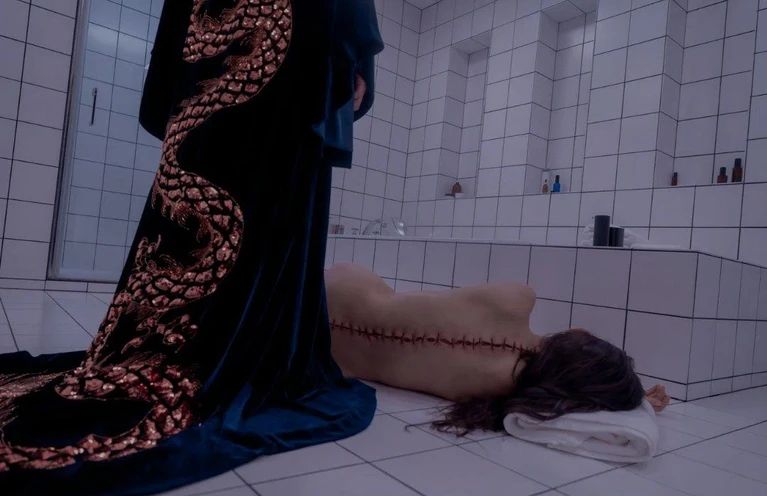 The Substance è il grande ritorno di Demi Moore in un body horror sanguinario: la recensione